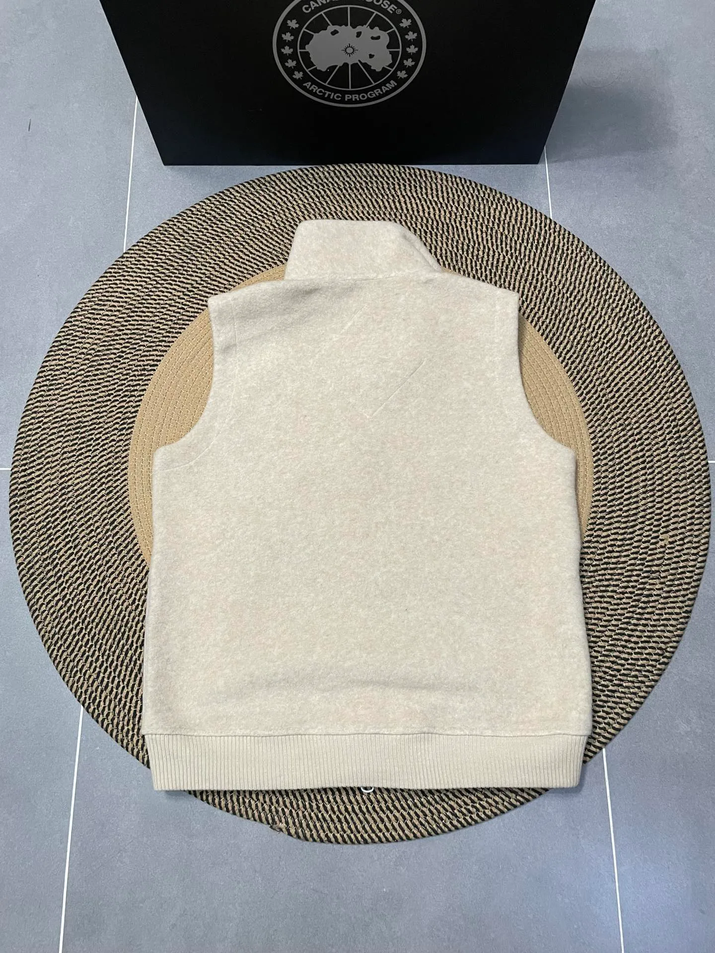 P600 Khaki CANADA GOOSE/Canada Goose Autumn and winter couple's fleece vest jacket 🔘Color: Black Gray Khaki Highest version Original fabric High version High quality) ⚠All details Fabric accessories craftsmanship (all 1:1 verified) (The owner is a "detail monster" so the goods he makes also pay attention to details) 1⃣ Distinguish the wrong version of the market goods: all go single line ❌ Our genuine 1:1 special machine presses the line (high requirements for machine workers) 2⃣ Differentiates the market from drawings and making goods. Fabric color difference is too big. You get what you pay for, not fast food. 3⃣ Differentiates the market from low-end versions to receive labels, hang tags, and wash labels. All our accessories are custom-made (approved level) 4⃣ Differentiates the market from the detail-free workmanship❌ Our workmanship: neckline, shoulder line, armholes, cuffs, hem (In order to increase the cost, we must also restore the original product: yoke taping, double needle threading🔍) Size: S-XXL